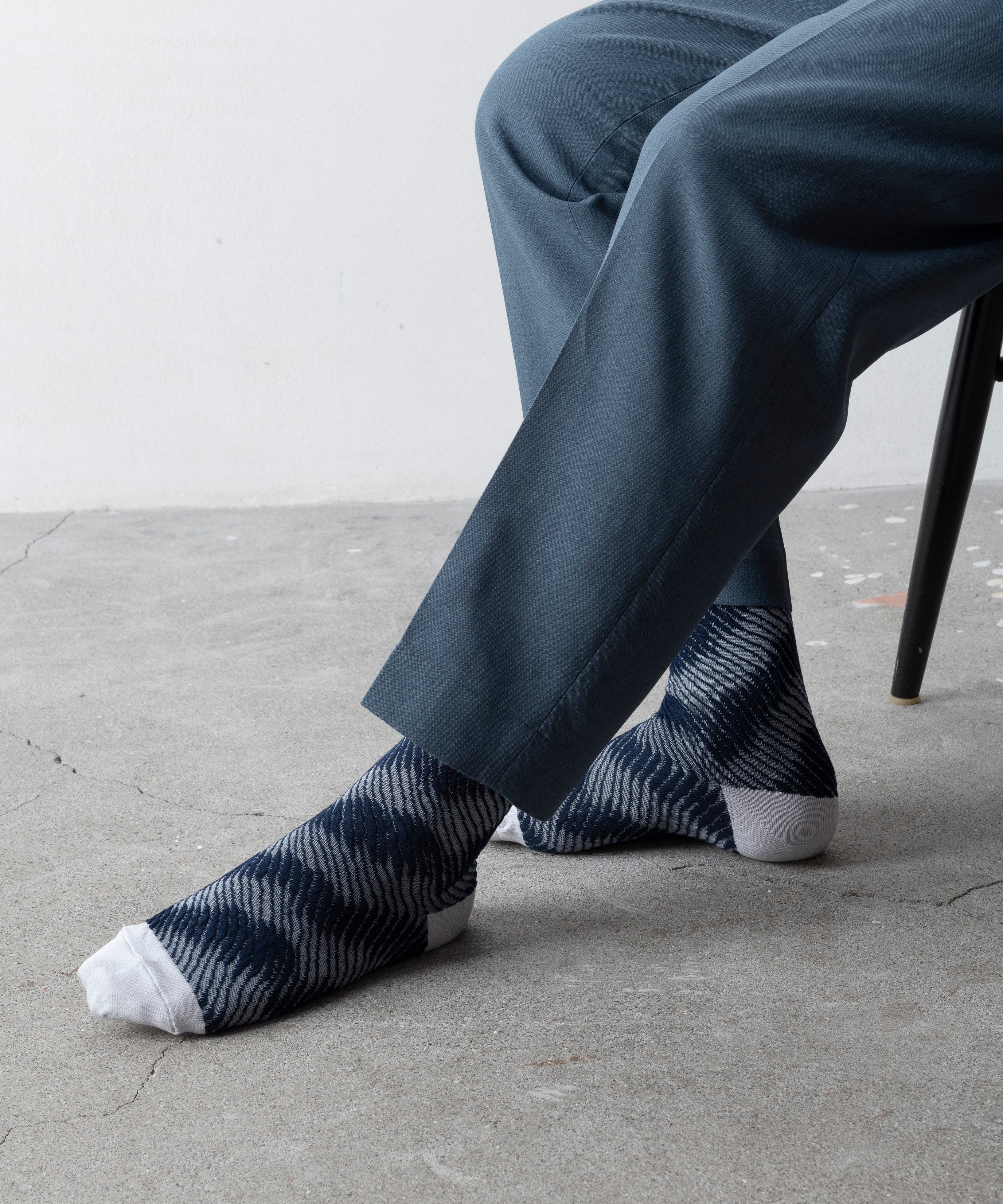 BUMPY BLUR STRIPE SOCKS（UNISEX）